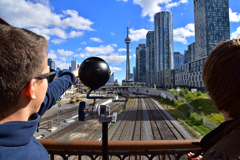 360 grad Kamera und unser Team vor der Skyline von Toronto