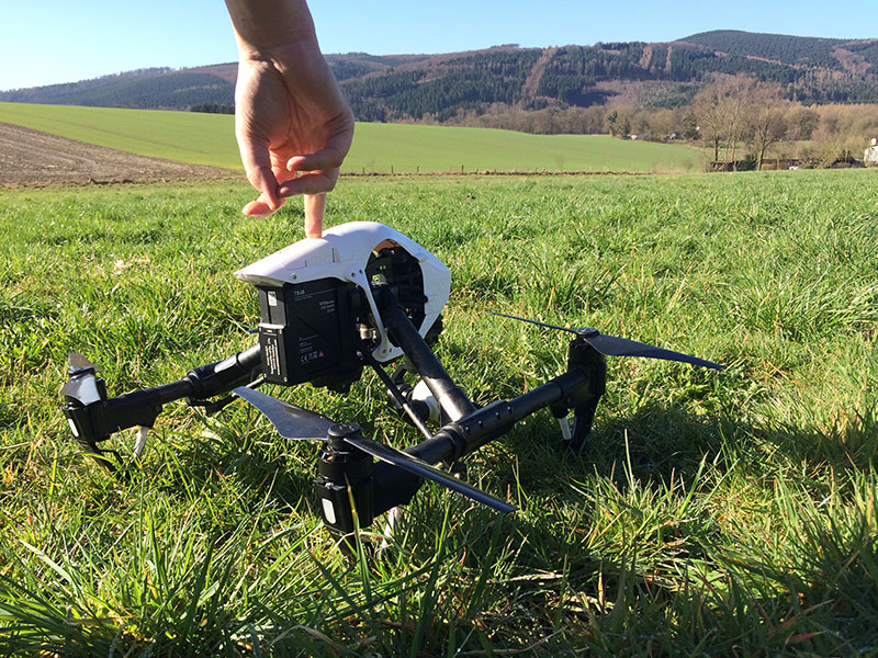 Drohne auf einem Feld