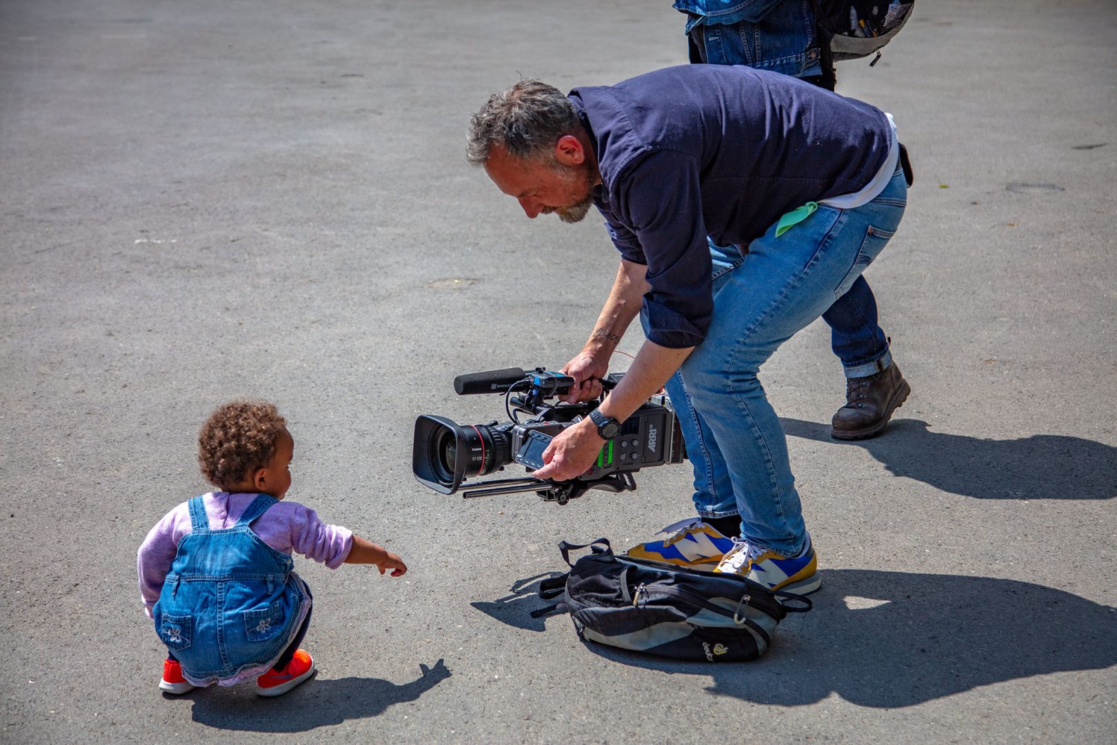 Unser Kameramann filmt ein spielendes Kind