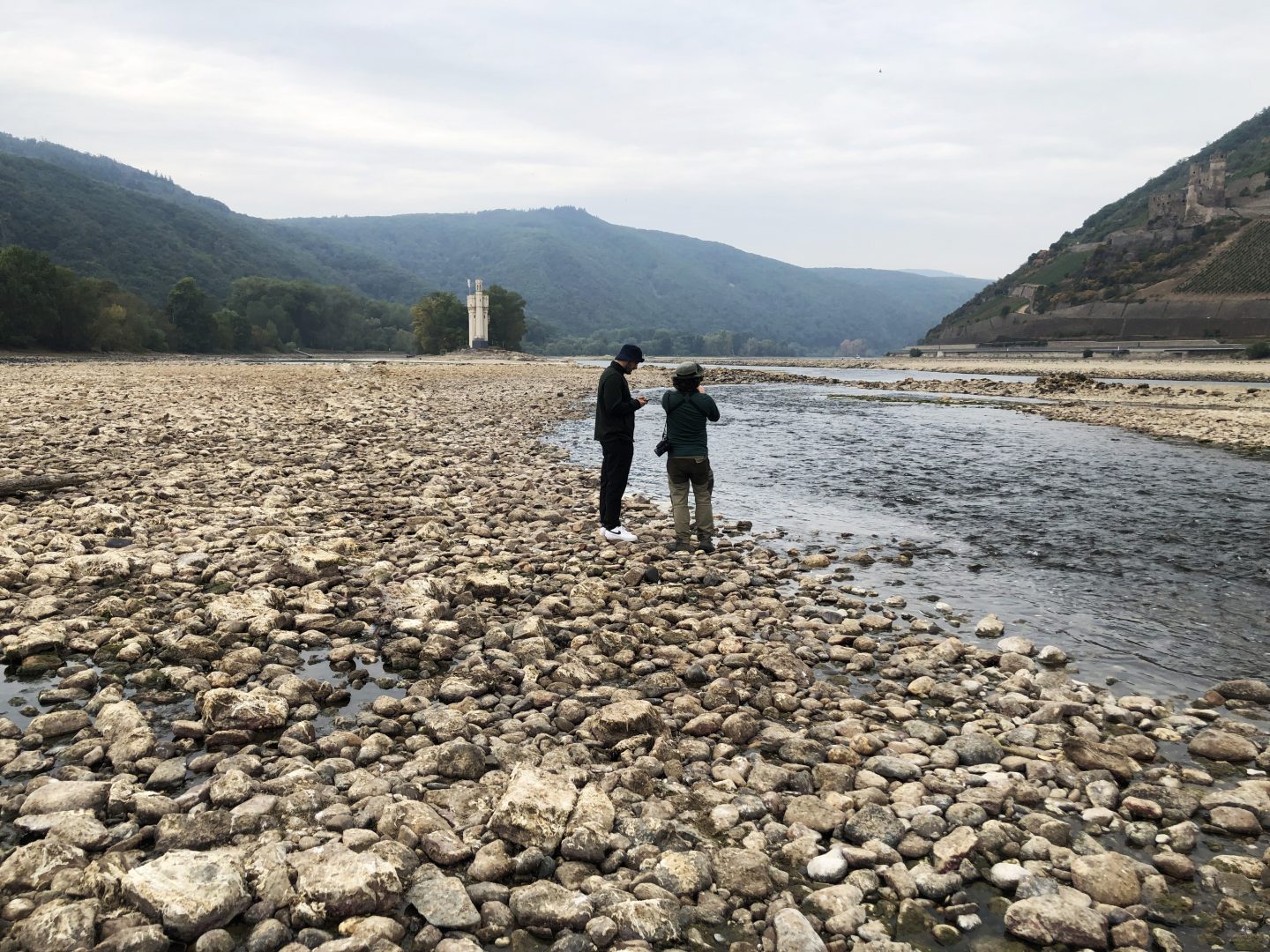 Forscher stehen auf dem Grund des ausgetrockneten Rhein