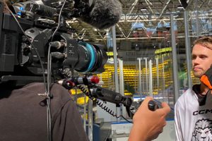 Unser Kameramann filmt den Eishockeyspieler der Loewen