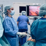 Robotischer Chirurgie Anlage und Ärzte im OP Saal während der Operation