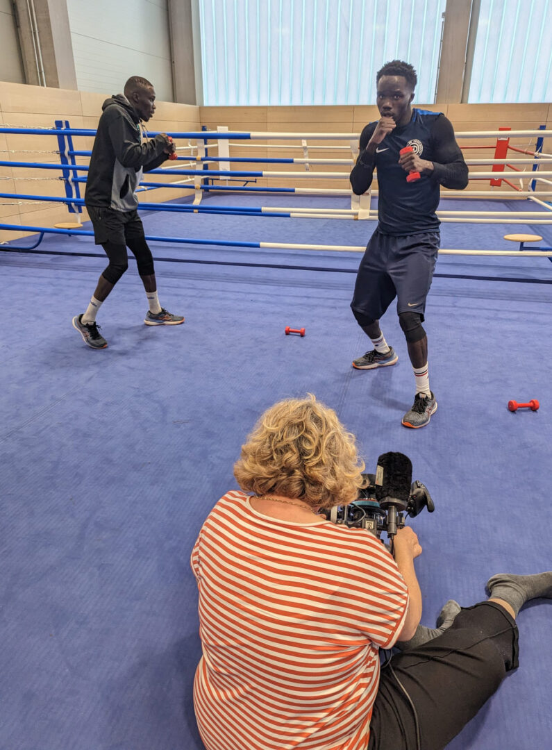 Kamerafrau filmt zwei Boxer